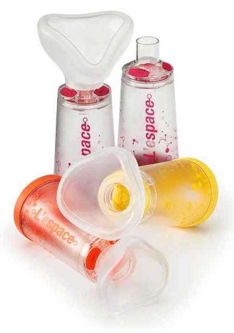 CAMERA DISTANZIATRICE PER EROGATORI SPRAY PREDOSATI L'ESPACE 220 ML PER ADULTI CON BOCCAGLIO VALVOLA INSPIRAZIONE 2 VALVOLE ESPIRAZIONE CODICE COLORE MAGENTA - Dolomiti e Natura